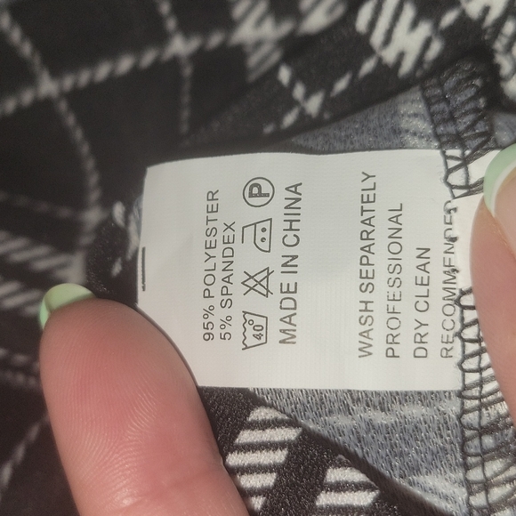 Black and white plaid skirt. (L) - Picture 8 of 10